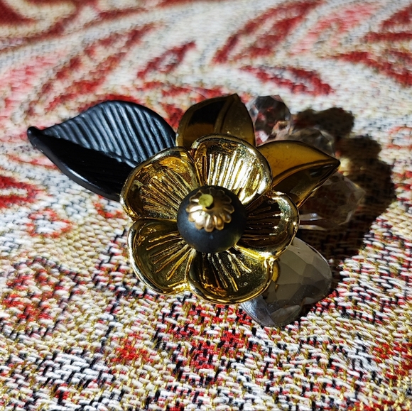 Shiny Gold Tone Brooch Matte Black Leaf Clear Lucite Faceted Accents Vintage - Picture 9 of 10